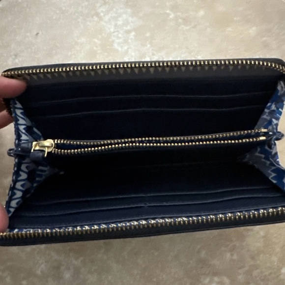 Vera Bradley Navy Leather Clutch Zip closure 3 compartments- Pre-loved Excellent - Picture 2 of 4